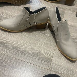 Ankle boots
Size: 7
Gray
Never been worn